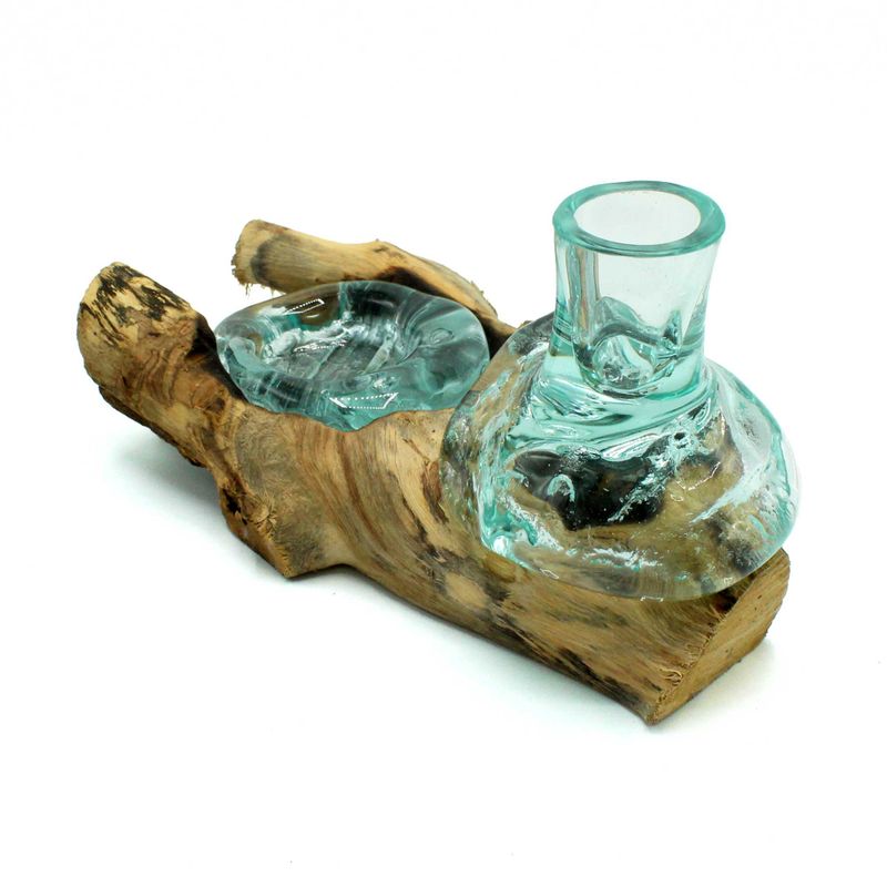 Kleine Blumenvase und Kerzenständer aus geblasenem Glas auf Holz