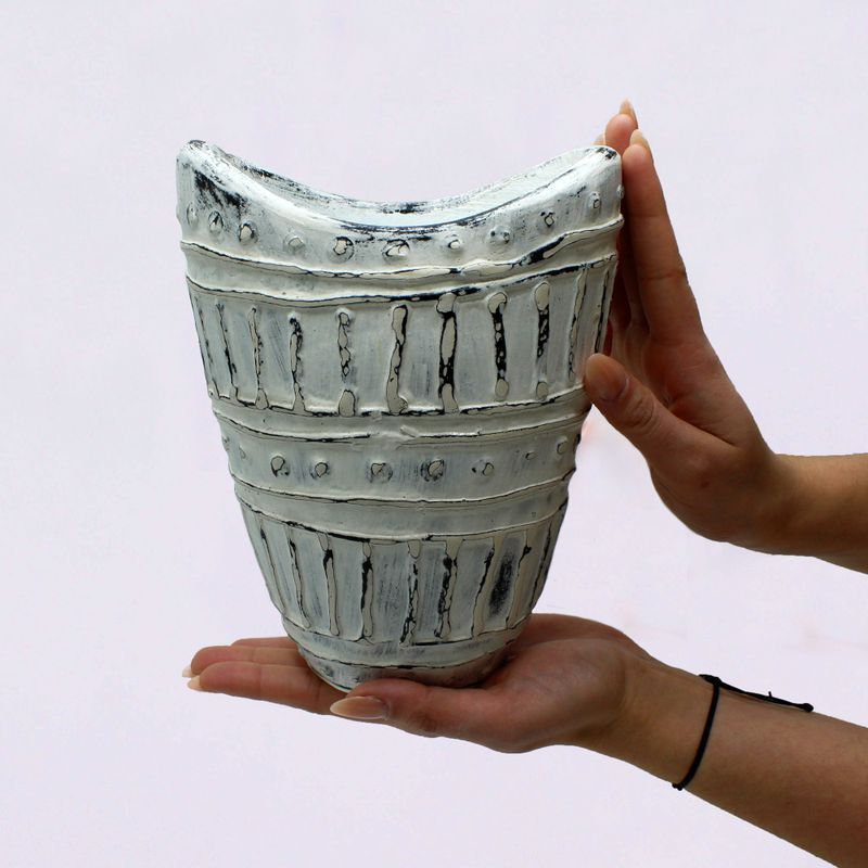 Vase in Form eines breiten Halses – Cremefarben, 22 cm