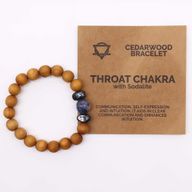 Herz-Chakra-Armreif aus Zedernholz mit Sodalith