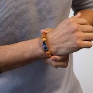 Herz-Chakra-Armreif aus Zedernholz mit Sodalith