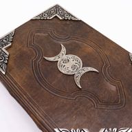 Hefty Brown Tan Buch – Zink-Triple-Moon-Dekor – 200 Seiten mit Büttenrand – 26 x 18 cm