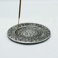 Polierter Om-Räucherstäbchenhalter aus Aluminium, rund, 11 cm