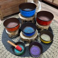Kleines Chakra-Set aus sieben Klangschalen (14–22 cm)