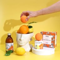 Mit Vitamin C angereicherte Badebombe mit ätherischen Ölen