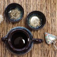 Teekannen-Set mit Dunkelbraun Kräuterglasur – Kanne und zwei Tassen
