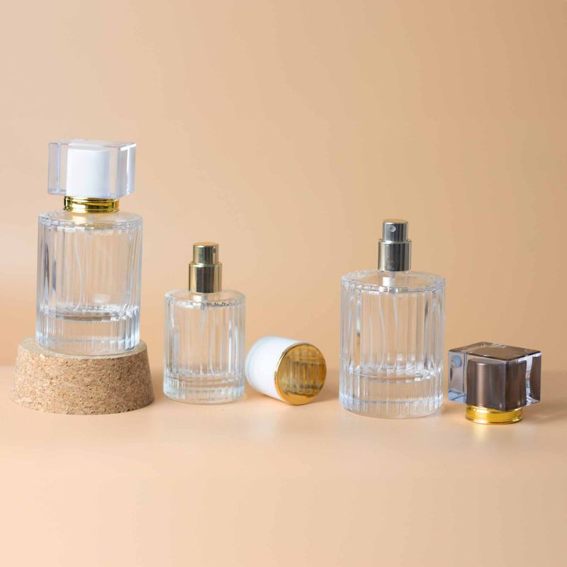 Flat White – runde gerippte 50-ml-Flasche, Spray und Verschluss