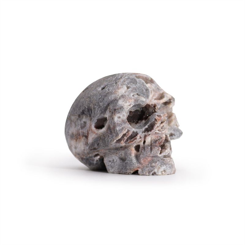 Aus Kalzitgeoden geschnitzter Totenkopf – (ca. 4,5 cm)