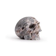 Aus Kalzitgeoden geschnitzter Totenkopf – (ca. 4,5 cm)