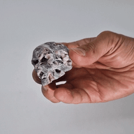 Aus Kalzitgeoden geschnitzter Totenkopf – (ca. 4,5 cm)