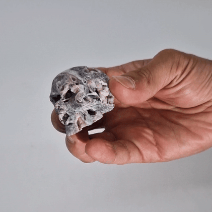 Aus Kalzitgeoden geschnitzter Totenkopf – (ca. 4,5 cm)