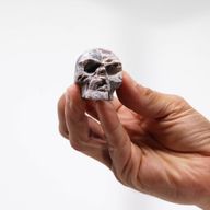 Aus Kalzitgeoden geschnitzter Totenkopf – (ca. 4,5 cm)