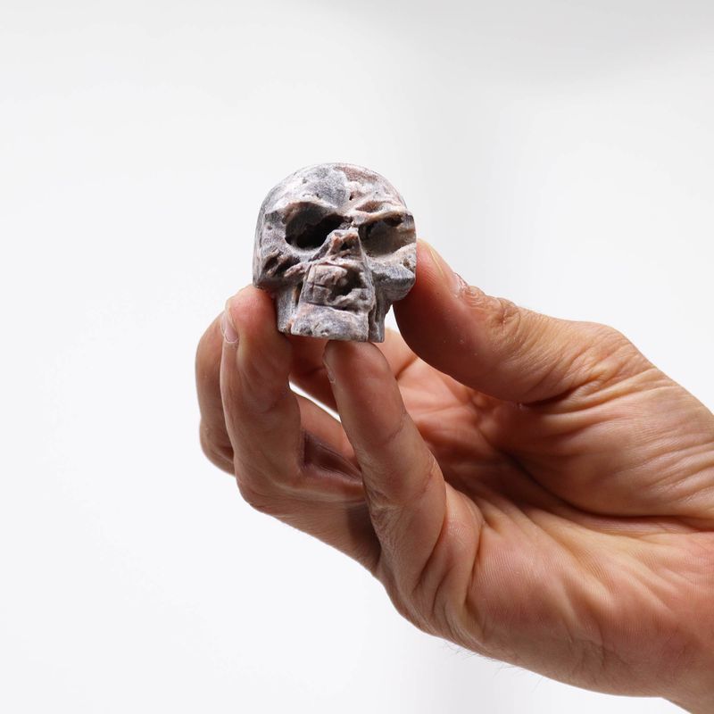 Aus Kalzitgeoden geschnitzter Totenkopf – (ca. 4,5 cm)