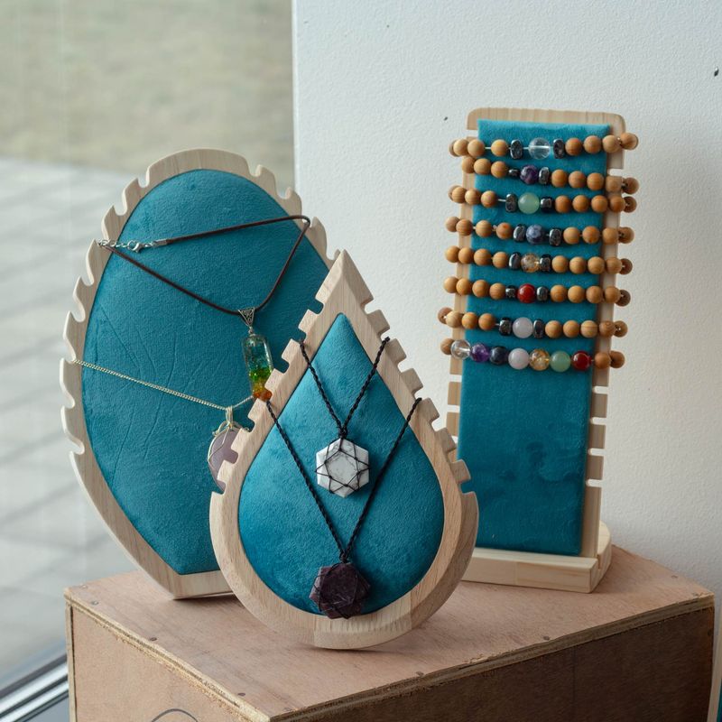 Kleines Halskettendisplay in Tropfenform, 19 x 13 cm