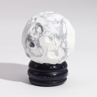 Weißer Howlith-Planet auf einem Sola-Goldfluss-Ständer – 40 mm (30 x 15 mm Ständer)