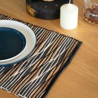 Natürliches Tischset aus Wasserhyazinthe - Schwarze und weiße Wellen