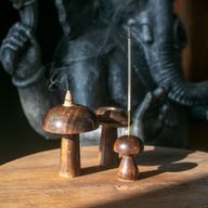 Set mit 9 Mini-Räucherpilzen (8 cm, 7 cm, 6,5 cm).