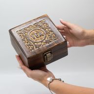 Teebox mit Mangoschnitzerei (4 Fächer) – 15 x 15 x 8 cm