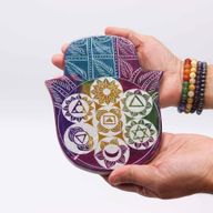 Großer Räucherstäbchenhalter Hamsa aus Speckstein, 18 x 15 x 1,2 cm – 7 Chakra