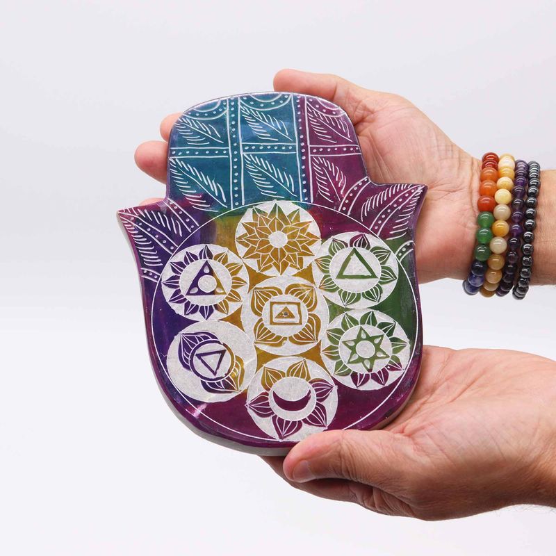 Großer Räucherstäbchenhalter Hamsa aus Speckstein, 18 x 15 x 1,2 cm – 7 Chakra