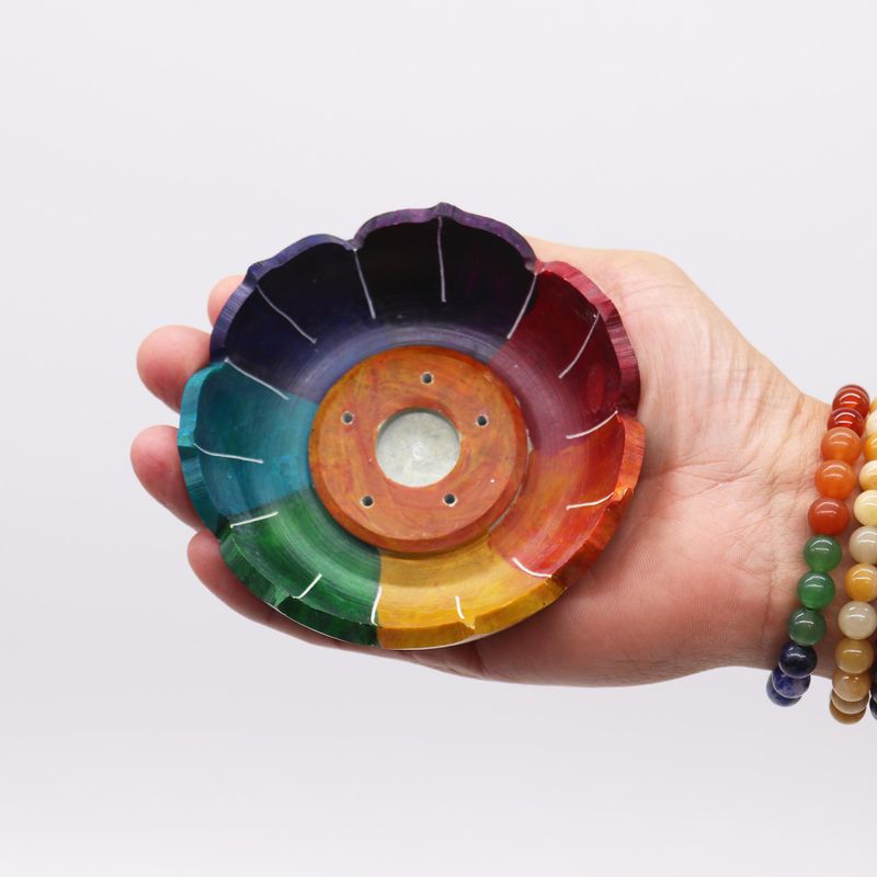 Räucherstäbchenhalter aus Speckstein mit Lotusblüte, 10 x 3 cm – Chakra-Farben