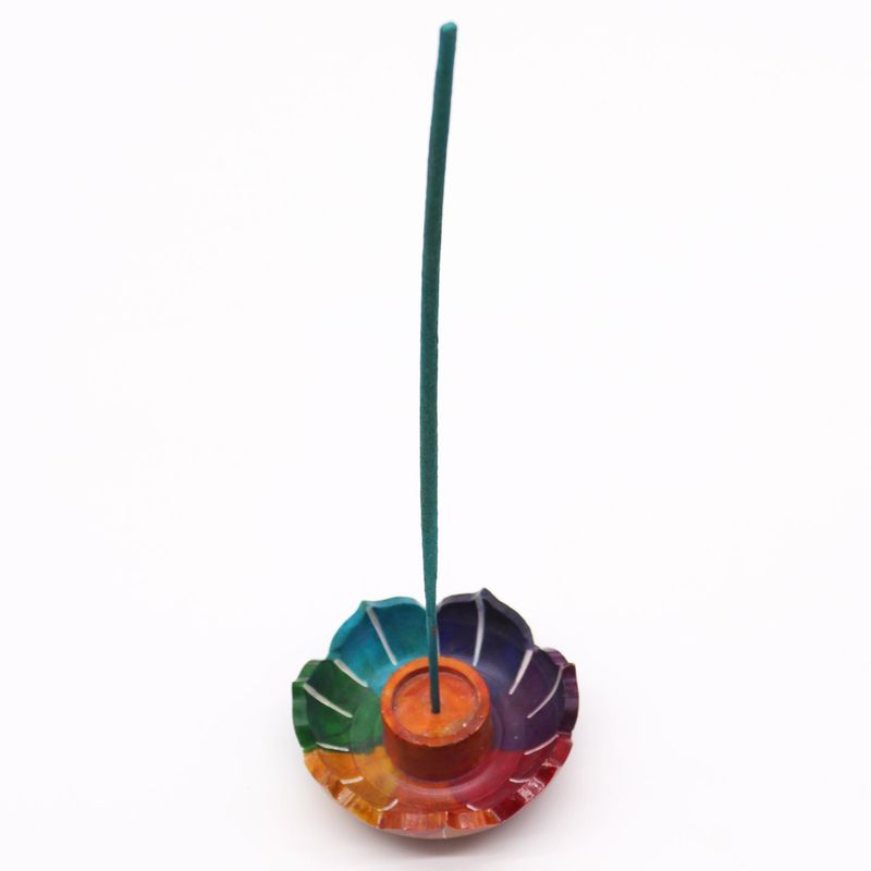 Kleiner Räucherstäbchenhalter aus Speckstein mit Lotusblüte, 7,5 x 2,5 cm – Chakra-Farben