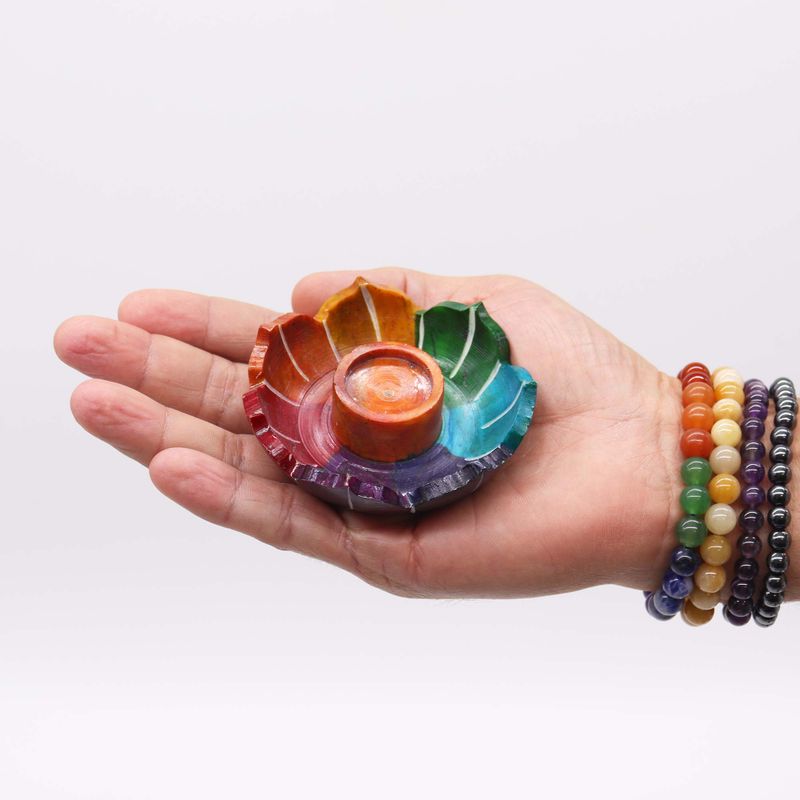 Kleiner Räucherstäbchenhalter aus Speckstein mit Lotusblüte, 7,5 x 2,5 cm – Chakra-Farben