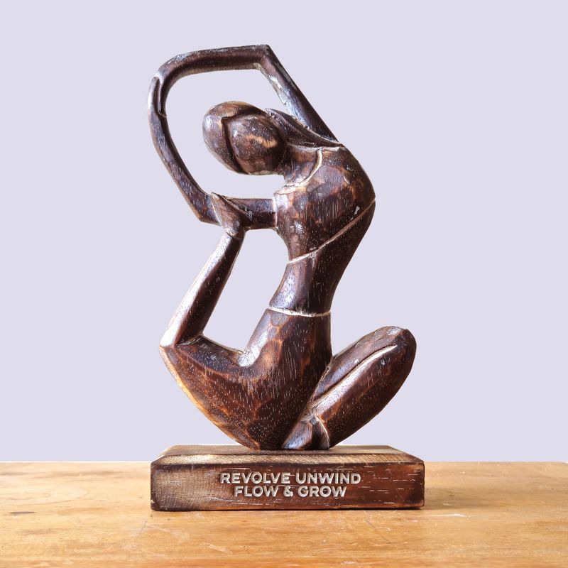 Yoga-Dame aus Holz – Antik – Gedrehte Pose – „Drehen, Entspannen, Fließen und Wachsen“