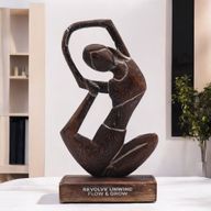 Yoga-Dame aus Holz – Antik – Gedrehte Pose – „Drehen, Entspannen, Fließen und Wachsen“