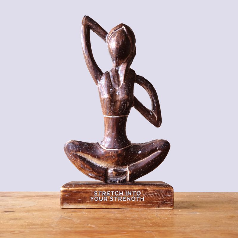Yoga-Dame aus Holz – Antik – Kuhgesichtshaltung – „Strecke dich in deine Stärke“