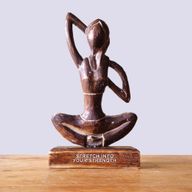 Yoga-Dame aus Holz – Antik – Kuhgesichtshaltung – „Strecke dich in deine Stärke“