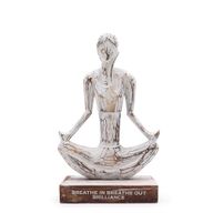 Yoga-Dame aus Holz – weiß getüncht – einfache Pose – „Einatmen, Brillanz ausatmen“