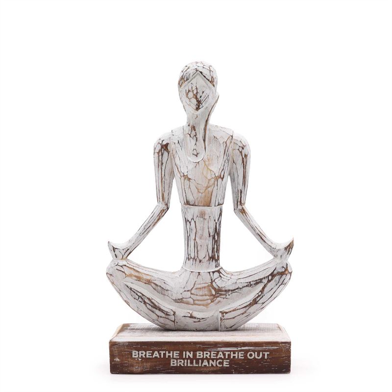 Yoga-Dame aus Holz – weiß getüncht – einfache Pose – „Einatmen, Brillanz ausatmen“