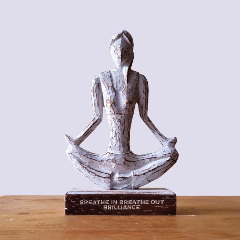 Yoga-Dame aus Holz – weiß getüncht – einfache Pose – „Einatmen, Brillanz ausatmen“
