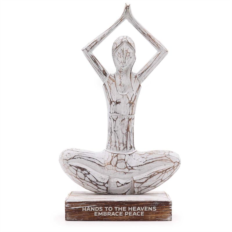 Yoga-Dame aus Holz – weiß getüncht – Hände hoch – „Hände zum Himmel, umarme den Frieden“
