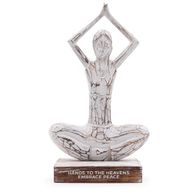 Yoga-Dame aus Holz – weiß getüncht – Hände hoch – „Hände zum Himmel, umarme den Frieden“