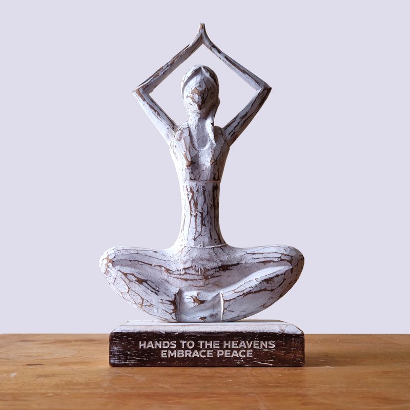 Yoga-Dame aus Holz – weiß getüncht – Hände hoch – „Hände zum Himmel, umarme den Frieden“
