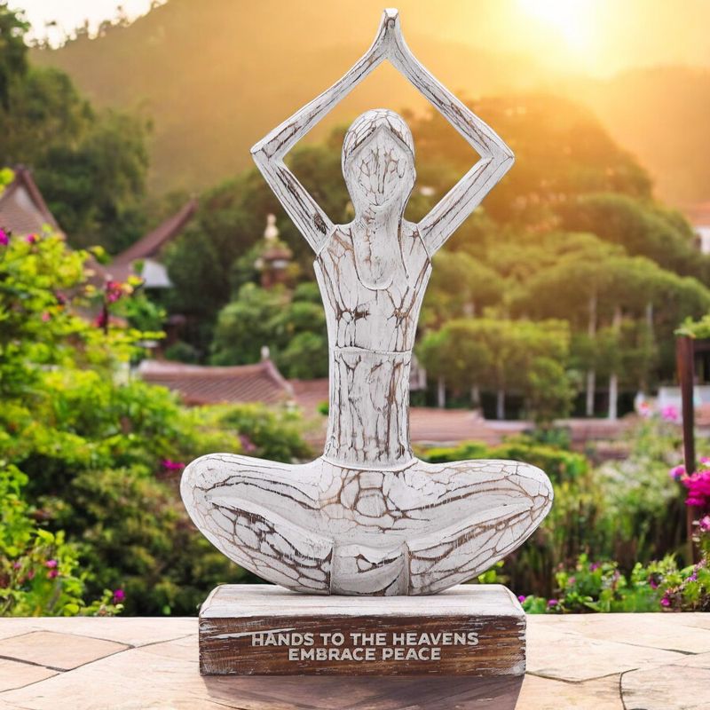 Yoga-Dame aus Holz – weiß getüncht – Hände hoch – „Hände zum Himmel, umarme den Frieden“