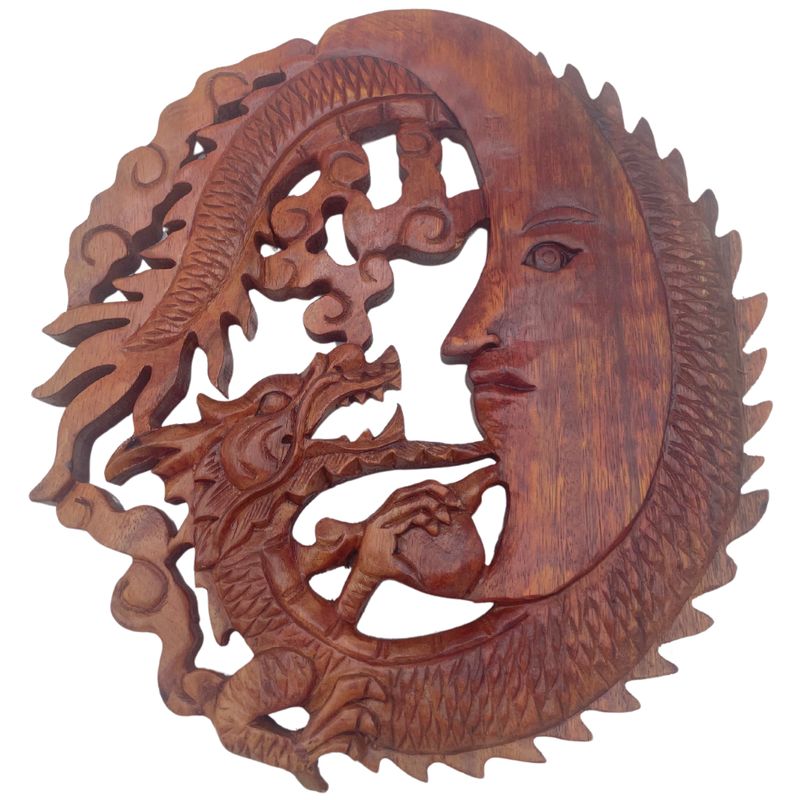 Geschnitzte Plakette mit Mondgesicht und Drache, 30 cm