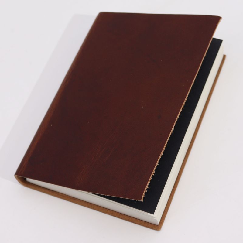 Mittelgroßes, dunkelbraunes Notizbuch für den Alltag – 100 linierte Seiten – 18 x 13 cm
