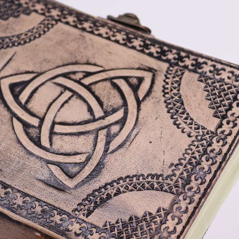 Circle Triquetra - Esoterisches Notizbuch - Antikgrau - 200 Seiten Stichkante - 17,5 x 12,5 x 3 cm