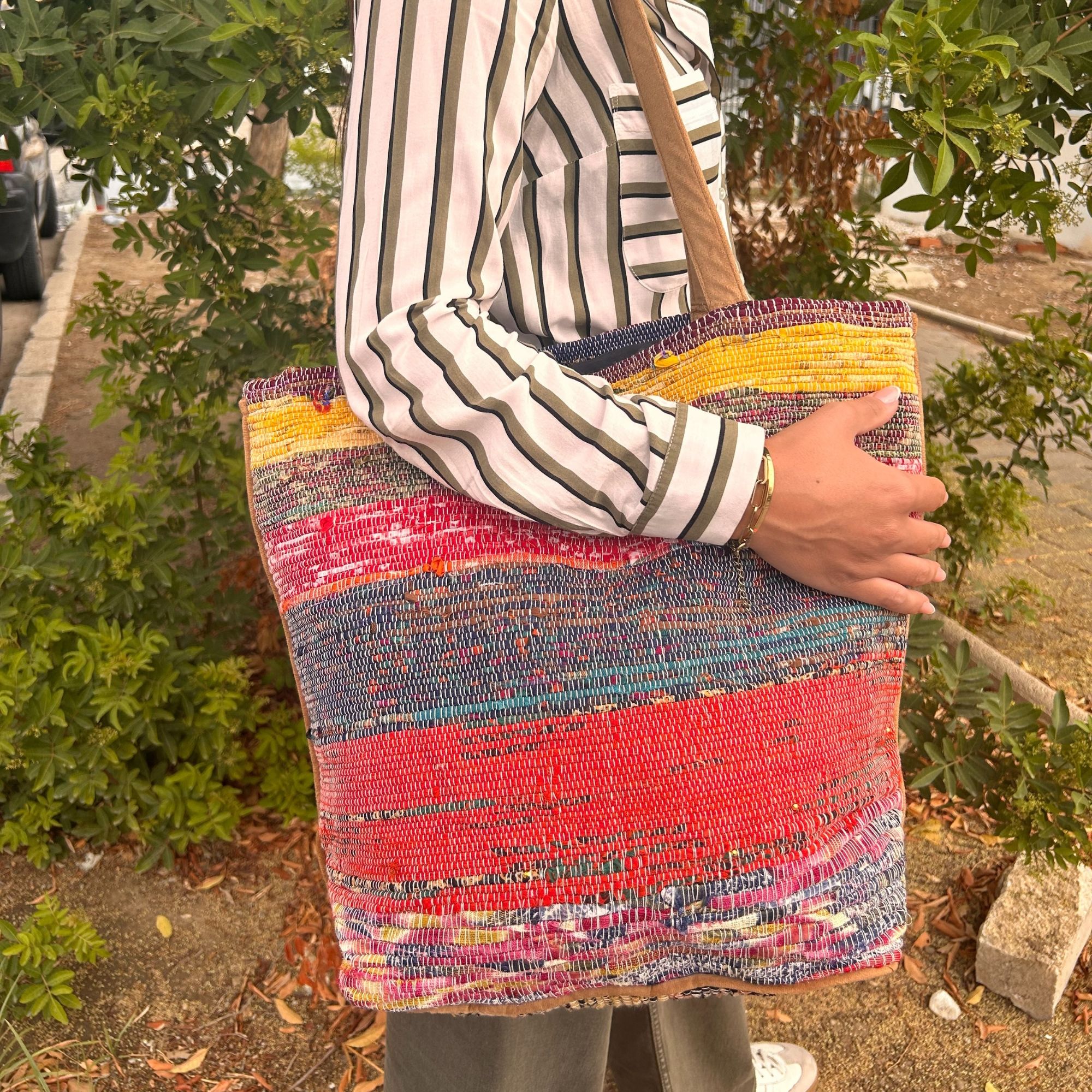 Große Taschen aus recycelten Teppichen