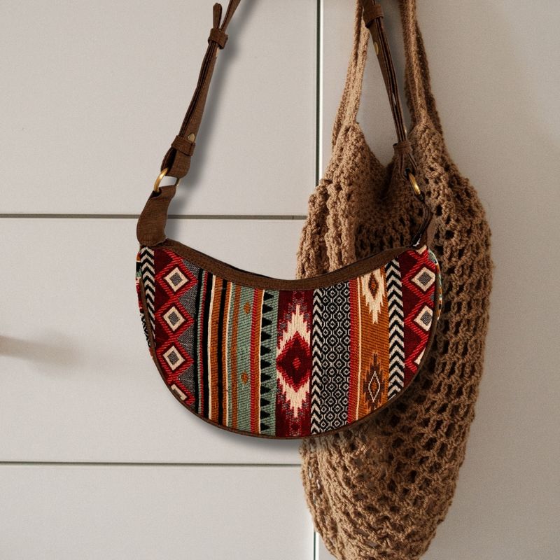 Jacquard-Hobo-Tasche – Rich Browns (brauner Riemen)