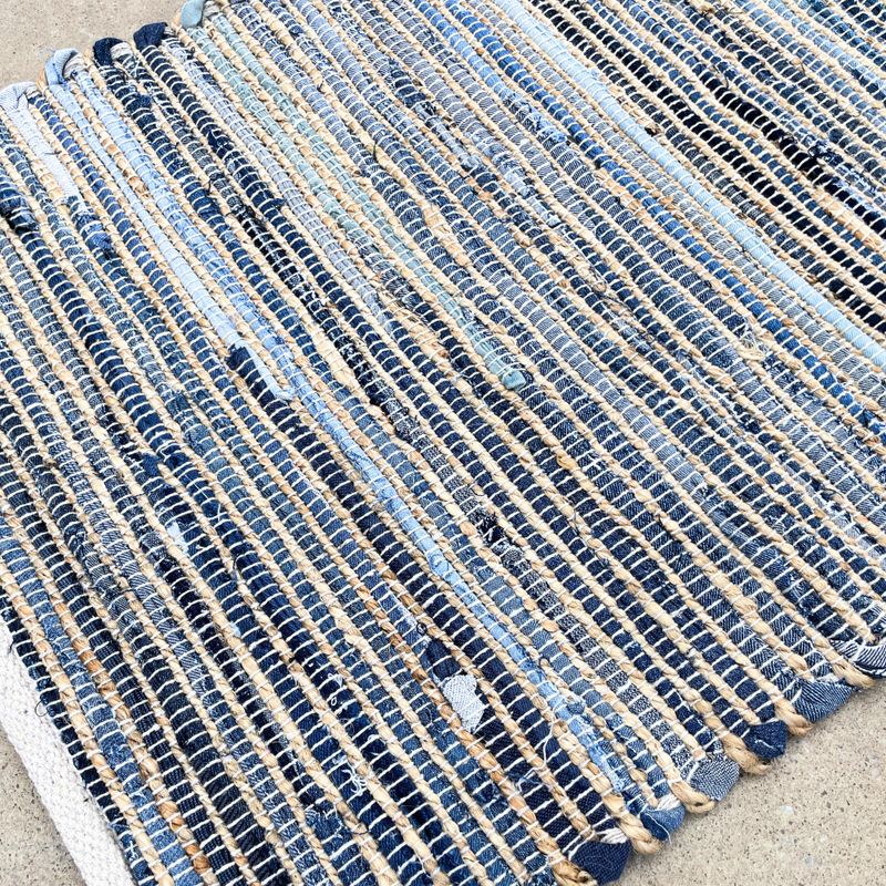 Kleiner Teppich aus Jute und recycelter Baumwolle – 50 x 90 cm – Blau