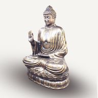 Großer antiker goldener Buddha, der auf einer Lotusblüte lehrt – 2 m