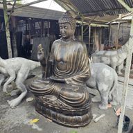 Großer antiker goldener Buddha, der auf einer Lotusblüte lehrt – 2 m
