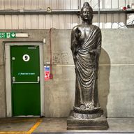 Große stehende Buddha-Statue in Antikgold, 3 m hoch