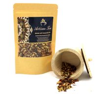 Bio-Chai-Aufguss mit heißer Schokolade