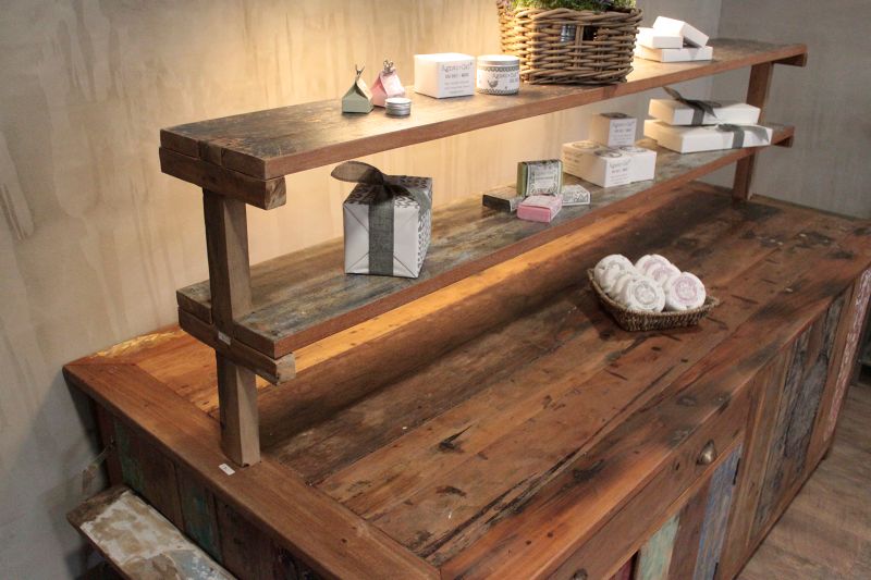 Anzeigetisch für Badebomben - recycled wood