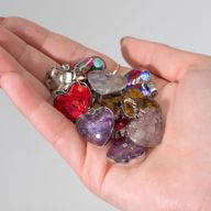 Anhänger mit Stahlgehäuse, Herzen – 12 verschiedene Edelsteinsplitter und Muscheln
