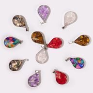 Tropfenförmige Anhänger mit Stahlfassung - 12 assortierte Edelsteinchips und Muscheln